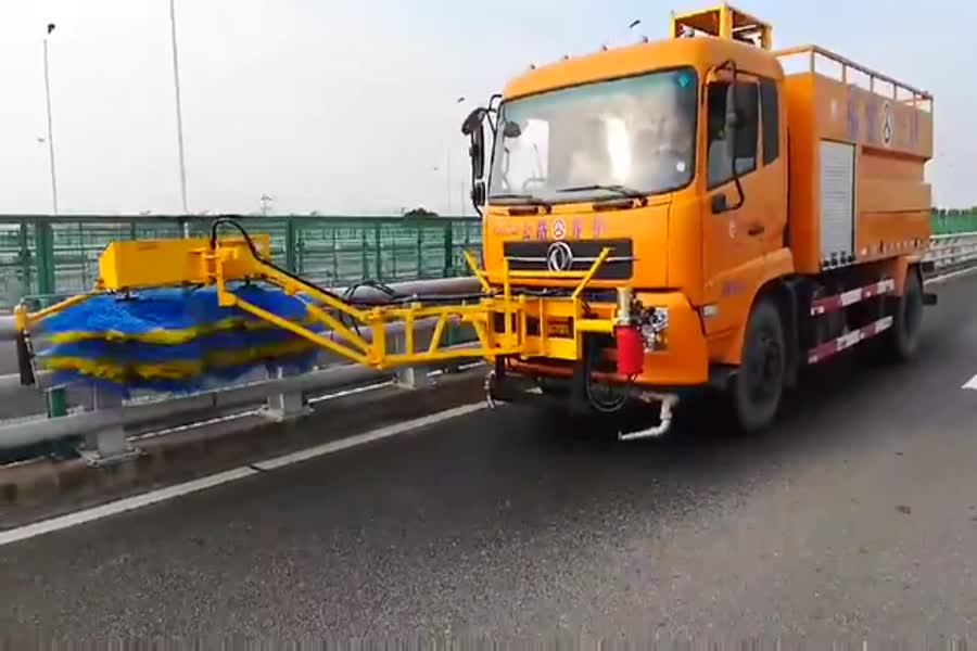 东风天锦公路护栏清洗养护车视频